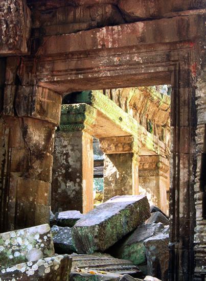 Zamki i ruiny - Angkor_Thom_Ruins_Cambodia_by_ljbeau1.jpg