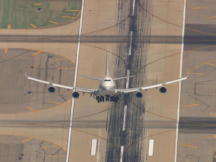 pasażerskie - 747-Straight-Up.jpg