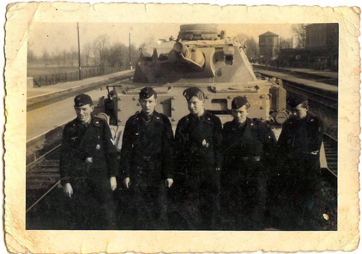 Zdjęcia z frontów - Crew Pz Iv e.jpg