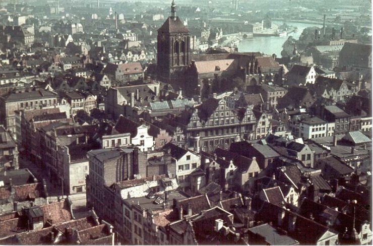 dawny Gdańsk 600 zdjęć - Widok z wieży Kościoła Mariackiego St. Marien w stronę Kościoła Św. Jana Johanniskirche.bmp