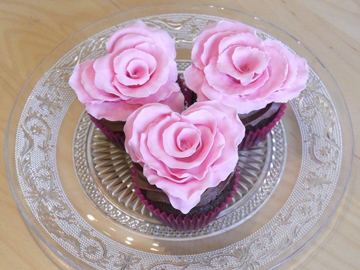 wykonanie ozdób do ciast - serce z różą na Walentynki.jpg
