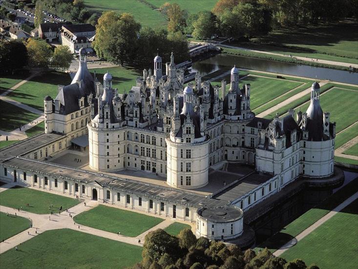 zamki - Chambord Castle. Val-de-Loire, France.jpg