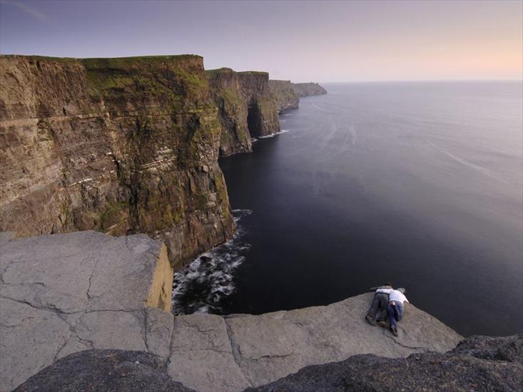 tapety - cliffs-of-moher-couple_21068_990x742.jpg