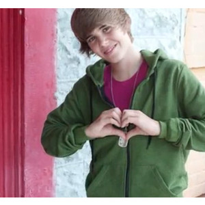 Justin Bieber - justin i pies.jpg