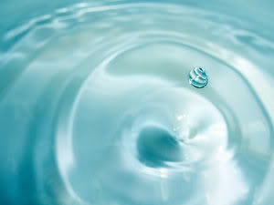 Krople wody inaczej - Droplet_by_BreAnn.jpg
