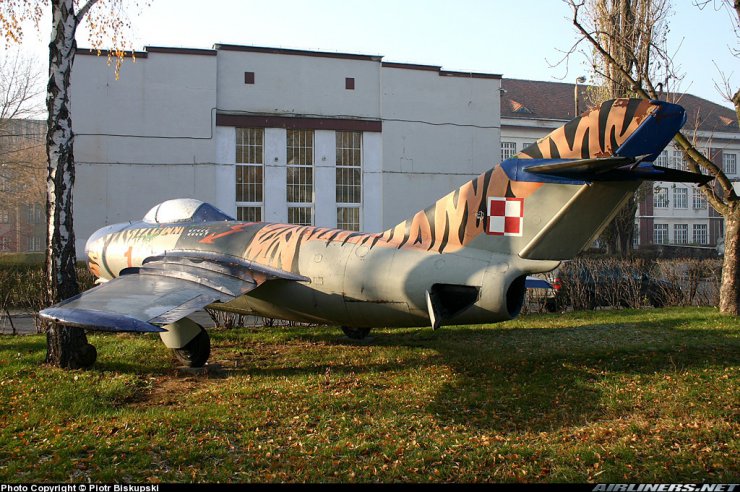 Samoloty  z szachownicą - Lim-1 MiG-15.jpg