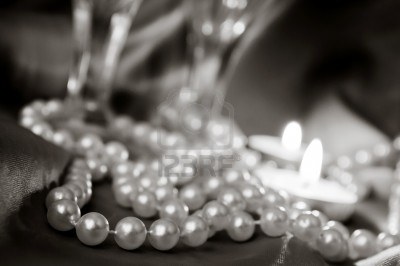 Dekoracje z perłami - 12654416-perly-naszyjnik-i-niewyrazne-lampka-i-plonace-swiece-w-tle.jpg