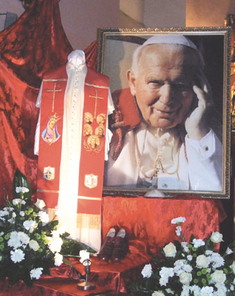 Papież Jan Paweł II - szaty krotoszyn.JPG